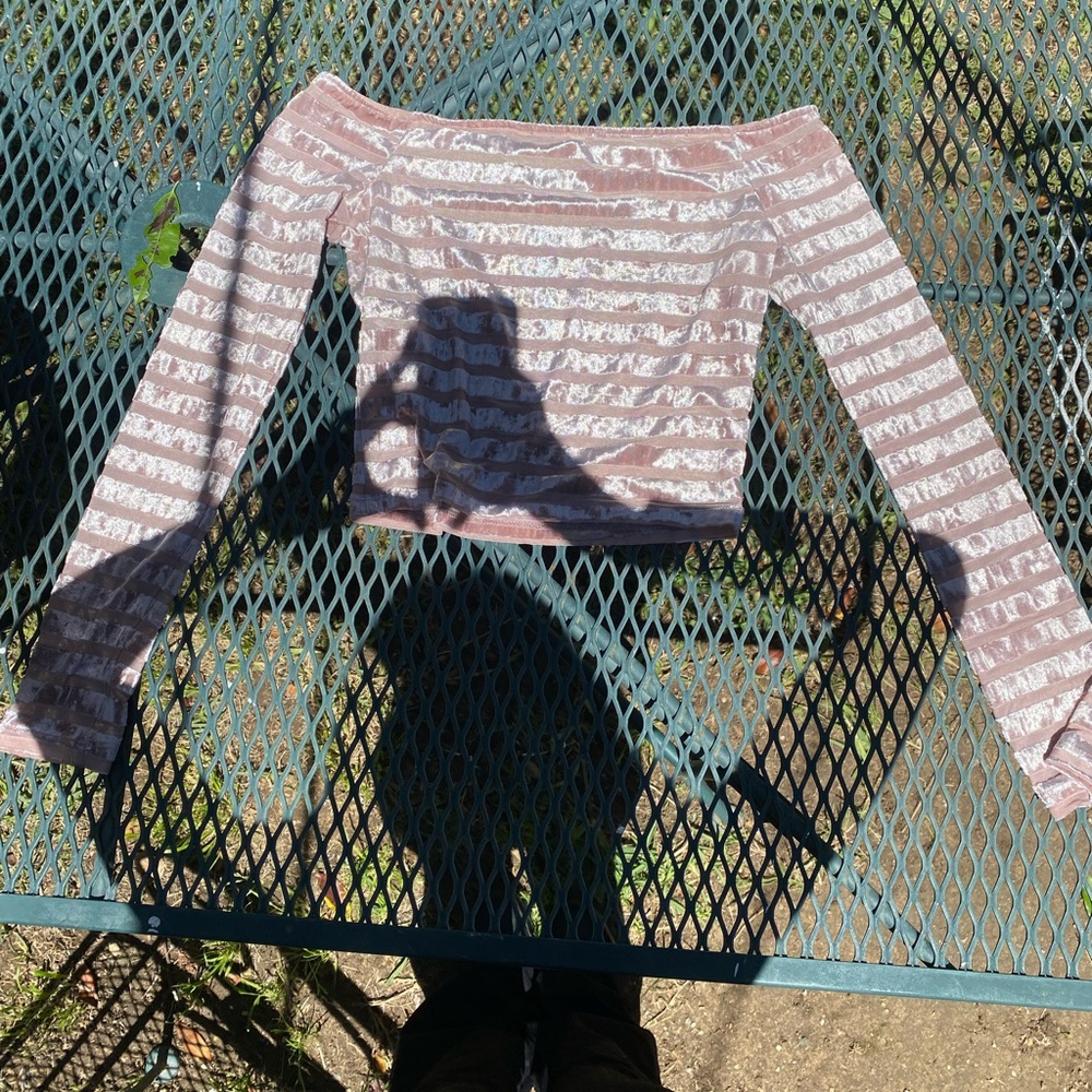 Very cute long sleeve, off the shoulders crop top 🥰 💅🏼